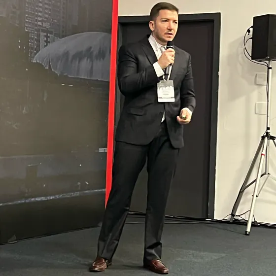 Dr. Rafael Gontijo palestrando em evento
