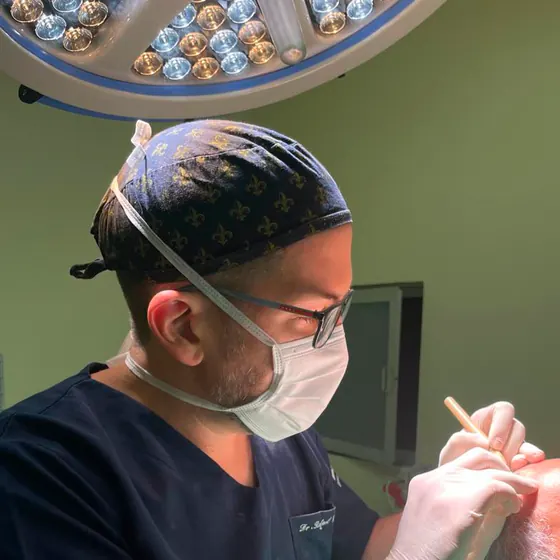 Dr. Rafael Gontijo durante cirurgia