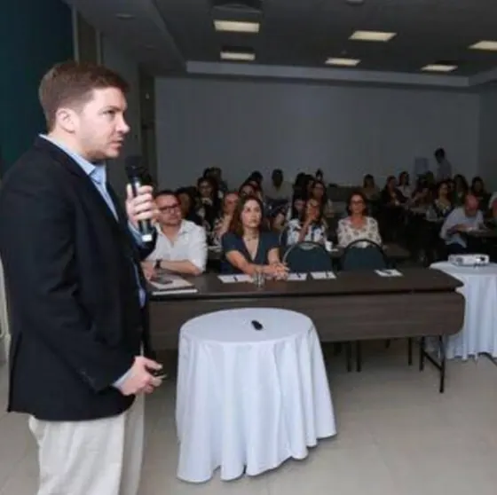 Dr. Rafael Gontijo palestrando para uma plateia